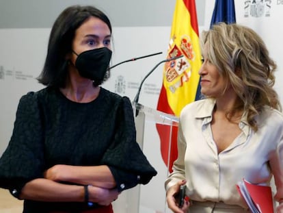 La ministra de Transportes, Raquel Sánchez (derecha), junto a la secretaria de Estado, Isabel Pardo de Vera. 