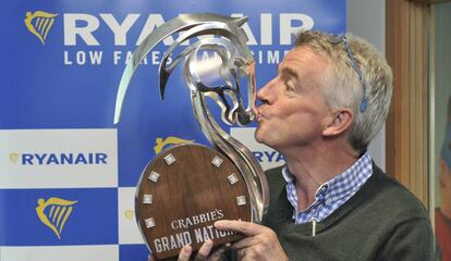 O&#039;Leary besa el trofeo Grand National, cuya &uacute;ltima edici&oacute;n ha ganado un caballo de su propiedad. 