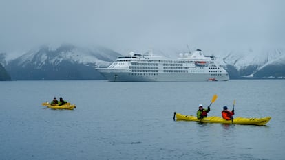 Un grupo de turistas en canoa cerca del crucero 'Silver Cloud' en Deception Island.