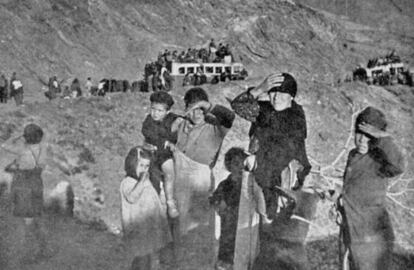 Huida de civiles, en febrero de 1937, hacia Almer&iacute;a tras la ca&iacute;da de M&aacute;laga. 