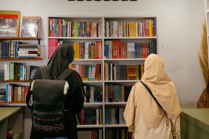 La librería BawaBuku en Yogyakarta (isla de Java) se ha convertido en un punto de referencia de la comunidad LGBTI de la ciudad. Ofrece una amplia selección de textos en indonesio que tratan sobre género, sexualidad, feminismo y otros temas todavía considerados un tabú por muchas editoriales del país, en un contexto en el que el futuro de los derechos LGTBIQ es incierto: disposiciones como las del nuevo código penal indonesio "violan gravemente el derecho y las normas internacionales de derechos humanos", entre ellos, los de lesbianas, gais, transexuales y bisexuales (LGTB), ha denunciado Human Rights Watch.