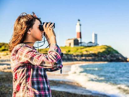 Contemplando o oceano Atlântico a partir do farol de Montauk Point, em Long Island, no Estado de Nova York.