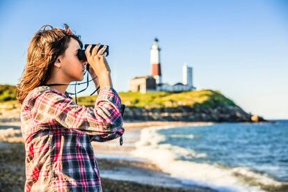 Contemplando o oceano Atlântico a partir do farol de Montauk Point, em Long Island, no Estado de Nova York.