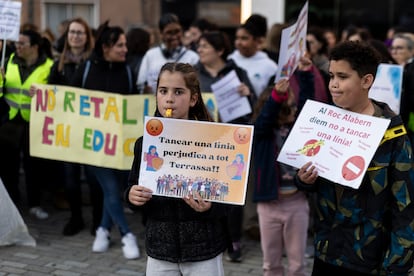 Protesta contra la supresión de líneas en las escuelas públicas, organizada por las familias de Terrassa, este miércoles.