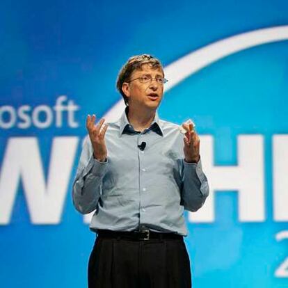 Bill Gates se dirige a los ingenieros de <i>hardware</i> de Windows durante la conferencia de este martes en Los Ángeles.