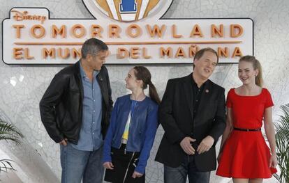 George Clooney, la actriz Raffey Cassidy, el director Brad Brid y la intérprete Britt Robenson, en la rueda de prensa celebrada en la Ciudad de las Artes y las Ciencias de Valencia.