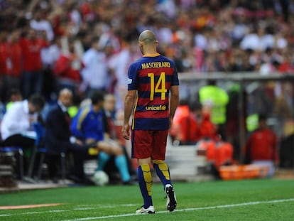 Mascherano deja el campo en el partido de la final de Copa del Rey.