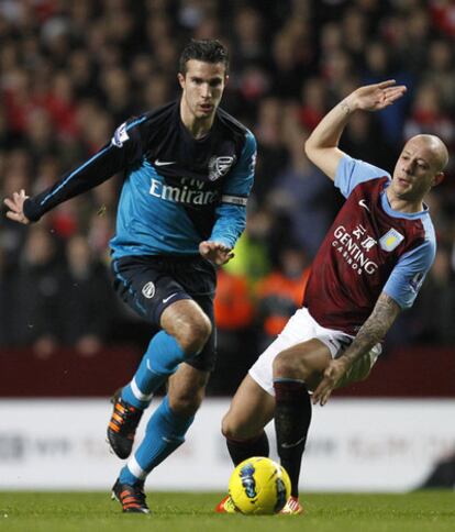 Van Persie y Hutton, durante el Aston-Villa-Arsenal del miércoles.