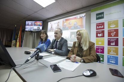 El rector de la UNED, Ricardo Mairal (centro), durante una conexión por vídeo con militares españoles en el exterior.