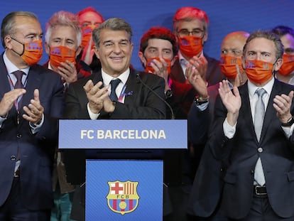 Joan Laporta (centro) celebra el pasado domingo su victoria en las elecciones a la presidencia del Barça.
