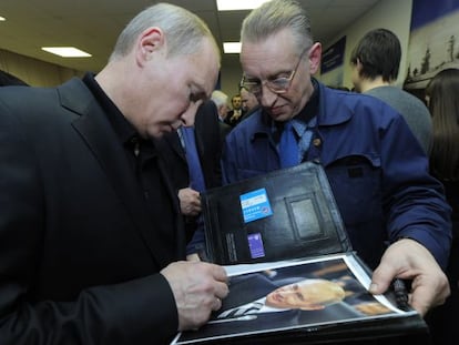 El presidente ruso, Vladimir Putin, firma un aut&oacute;grafo.