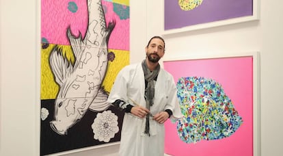 Adrien Brody posa en su exposición de arte.