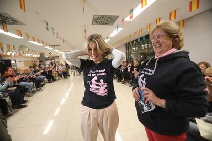 Yolanda Díaz con la presidenta de la Asociación de Aparadoras y Trabajadoras del Calzado de Elche, Isabel Matute, este viernes en la ciudad ilicitana.