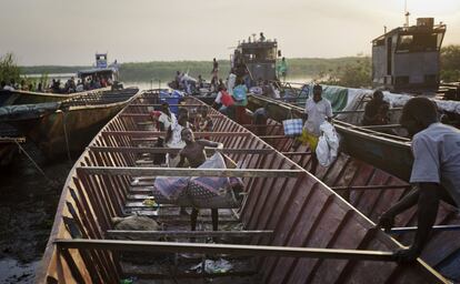 Cientos de desplazados huyen en barco de la violencia de la ciudad de Bor, la capital del estado de Jonglei, hasta alcanzas Awerial, a unos 50 kilómetros de distancia (Sudán del Sur).  