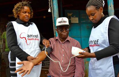 Las agentes de salud Teresiah Mukami King’atha y Rachel Wambu Kariuki toman la tensión a Samuel Kamau a la puerta de su negocio. Él es uno de los pacientes con hipertensión y diabetes a los que hacen seguimiento en sus casas. Gracias a este programa el señor Kamau ha conseguido controlar su enfermedad.