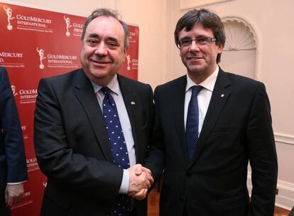 El presidente de la Generalitat, Carles Puigdemont, durante la reuni&oacute;n con el exprimer ministro de Escocia, Alex Salmond. 