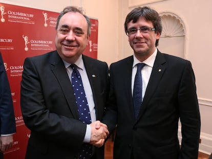 El presidente de la Generalitat, Carles Puigdemont, durante la reuni&oacute;n con el exprimer ministro de Escocia, Alex Salmond. 