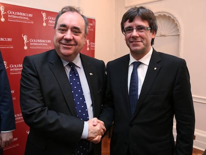 El presidente de la Generalitat, Carles Puigdemont, durante la reunión con el exprimer ministro de Escocia, Alex Salmond.