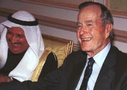 El ex presidente George Bush, junto al ministro kuwaití del Gabinete, el pasado 24 de febrero en el emirato.