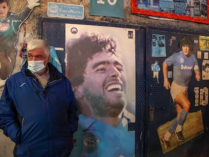 Un hombre, este miércoles junto a un mural de Maradona en Nápoles.