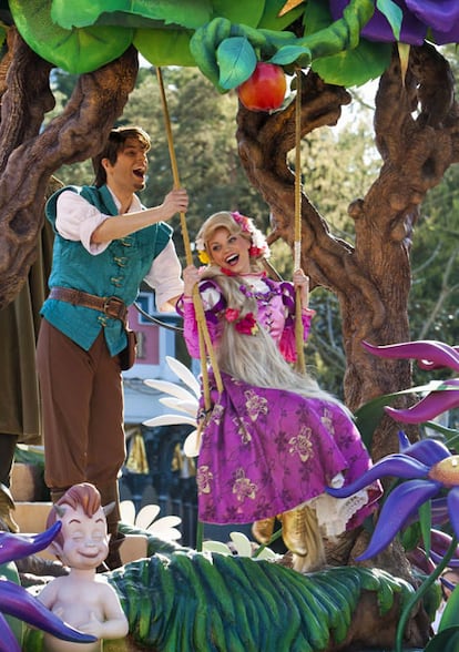 Rapunzel y Flynn, los dos protagonistas de la película <i>Enredados</i> en la cabalgata del parque Disneyland.