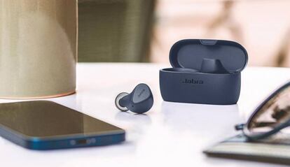 Jabra Elite 4 en una mesa