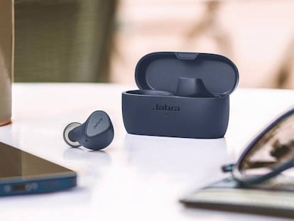 Jabra Elite 4 en una mesa