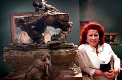 Consuelo Císcar posa junto a una escultura de Benlliure.