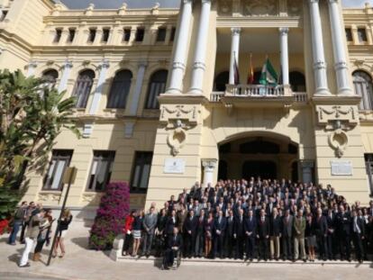 Participantes de la reunión en la puerta del Ayuntamiento de Málaga.