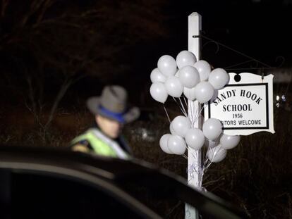 Globos blancos se&ntilde;alan la entrada a la escuela esta madrugada.