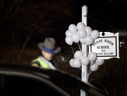 Globos blancos señalan la entrada a la escuela esta madrugada.