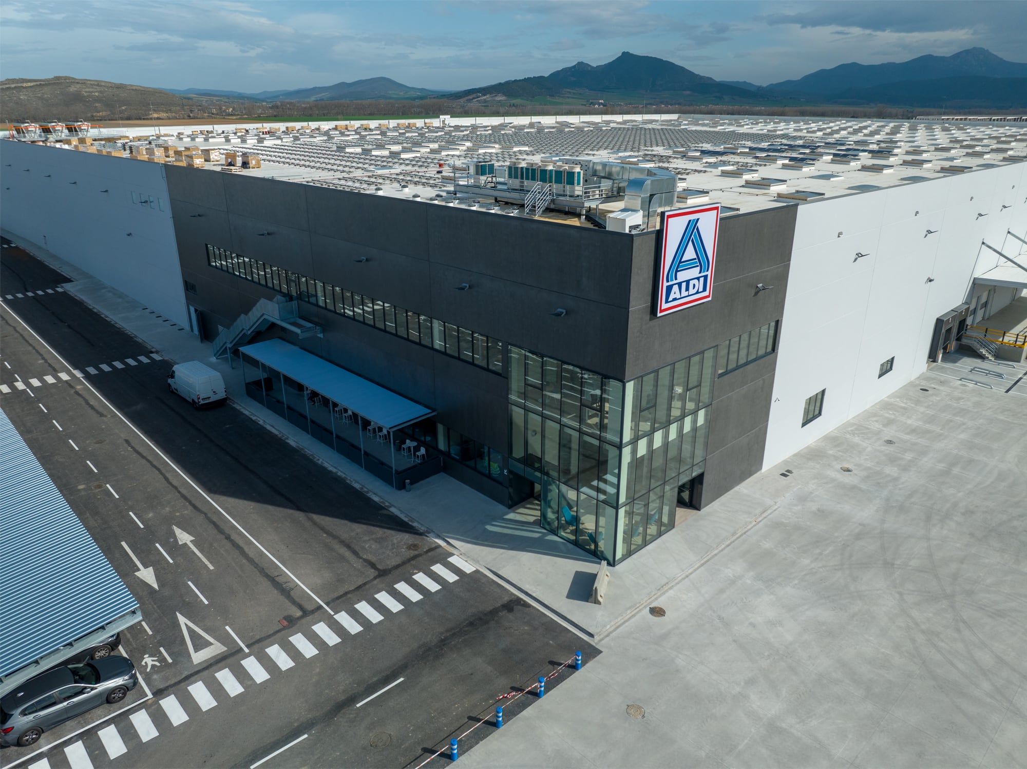 Centro logístico de Aldi en Miranda de Ebro (Burgos), inaugurado en 2024.