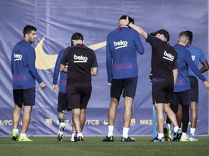 Gerard Piqué, que sobresale por su altura de 1,94 metros, bromea con sus compañeros durante un entrenamiento del Barça.