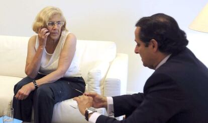 Carmena, en su reunión ayer con el presidente de la patronal madrileña, Juan Pablo Lázaro.