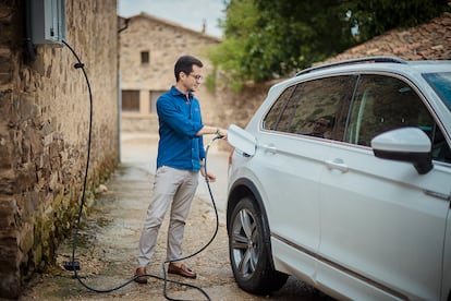 Deputy mayor Tomás Cabezón charging an electric car at Castilfrío's station.