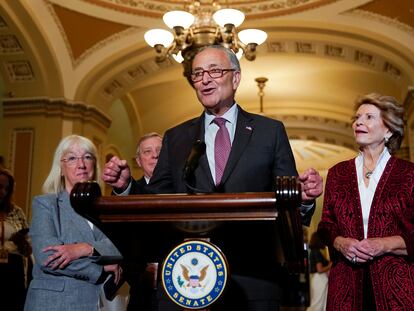 El líder de la mayoría demócrata en el Senado, Chuck Schumer, se dirige a la prensa este martes por la noche en el Capitolio.