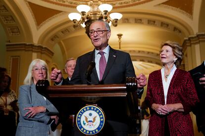 El líder de la mayoría demócrata en el Senado, Chuck Schumer, se dirige a la prensa este martes por la noche en el Capitolio.