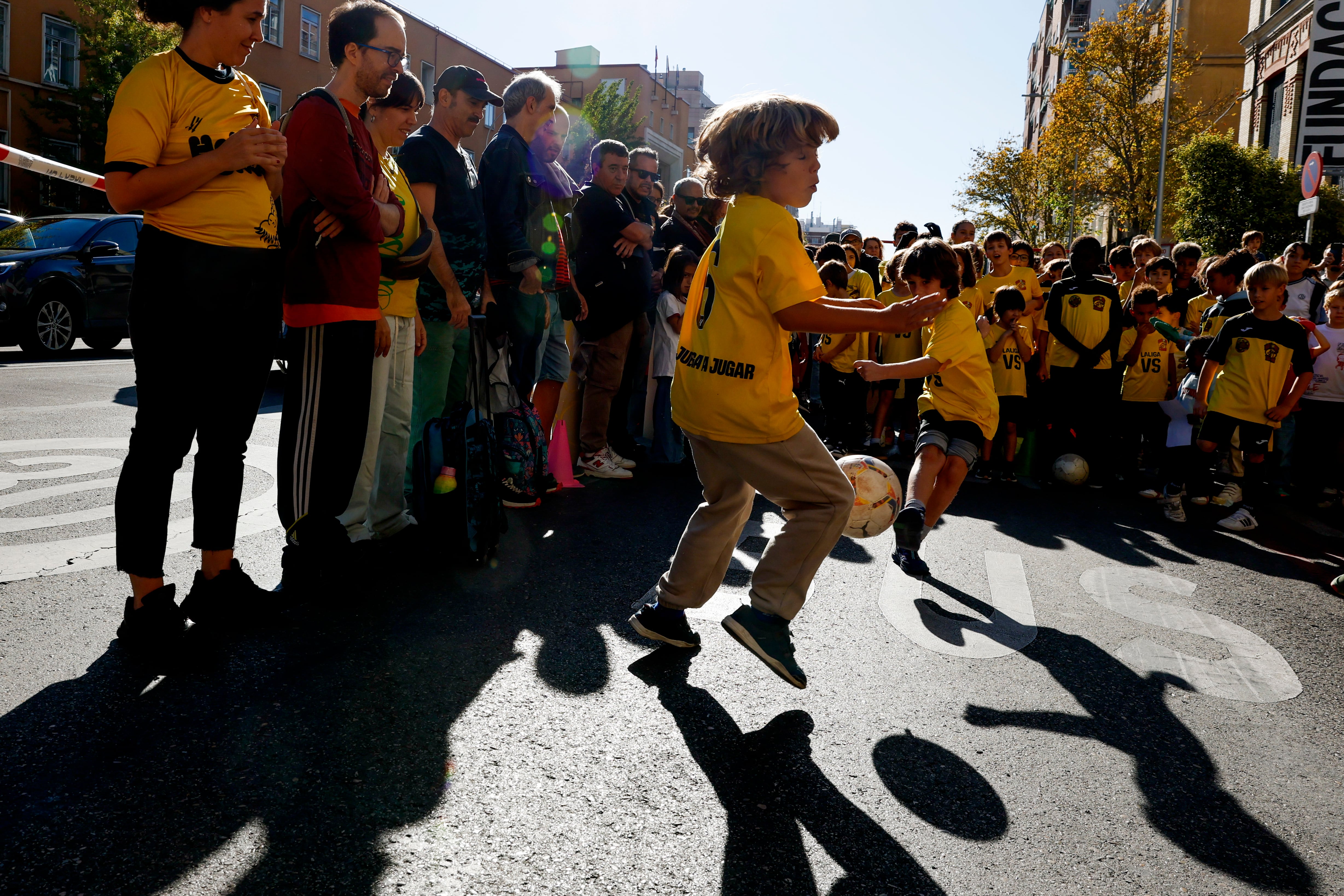 Los Dragones, el equipo de fútbol de Lavapiés, cortan una calle del centro de Madrid como protesta: “Queremos nuestro campo”