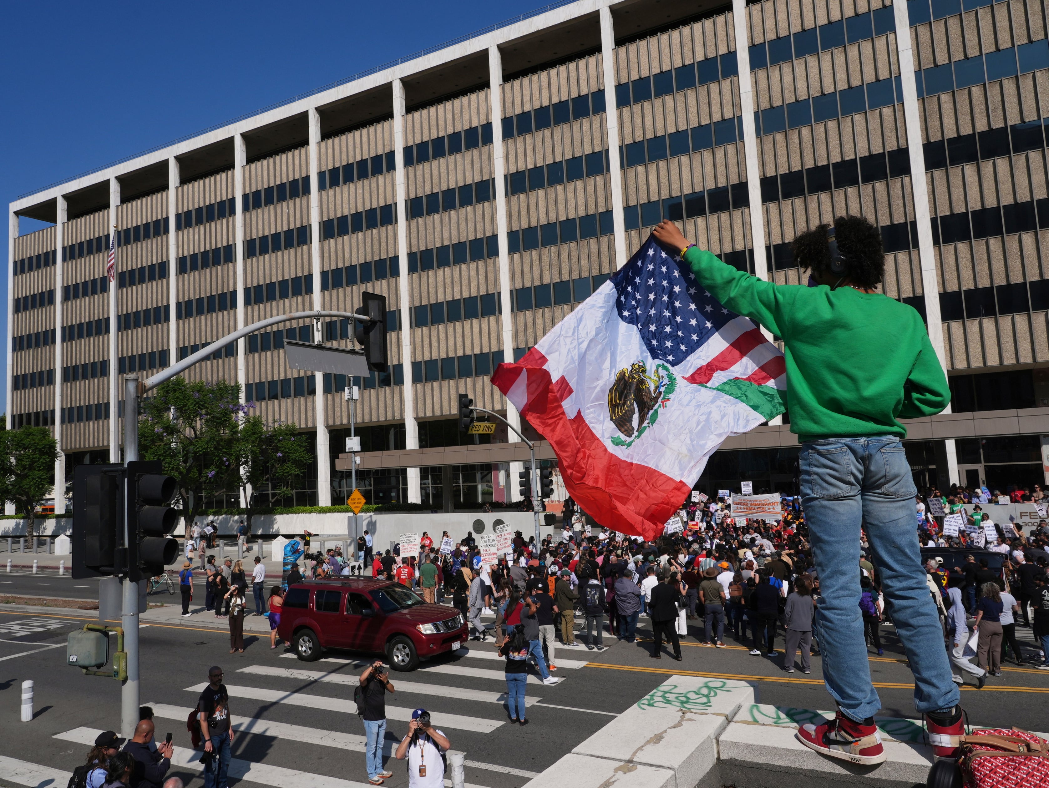 Las redadas contra inmigrantes de Trump elevan la tensión con un golpe al corazón de Los Ángeles
