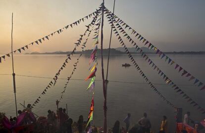 Equipe da Força Nacional de Resposta a Desastres vigia a partir de uma balsa o decorrer do festival, no rio Brahmaputra, em Gauhati (Índia).