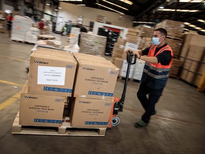 Un operario transporta mascarillas enviadas por el Gobierno a Valencia en septiembre de 2020.