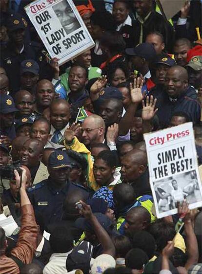 Caster Semenya, entre la multitud en el aeropuerto de Johannesburgo.