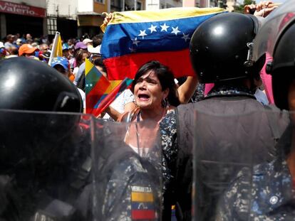 Manifestantes contra Nicolás Maduro, neste sábado em Caracas.