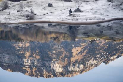 Vista de un pequeño lago en el cantón de Uri, durante el invierno, en Seelisberg (Suiza).