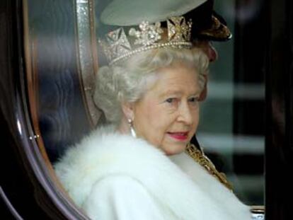 La Reina Isabel II, dirigiéndose ayer al Parlamento británico.