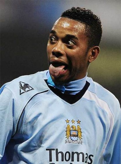 Robinho festeja un gol con el City.