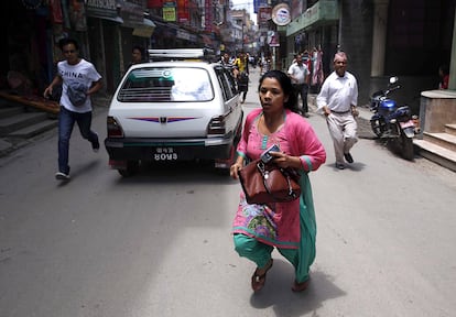 Una dona busca refugi en un carrer de Sankh (Nepal), el 12 de maig del 2015.