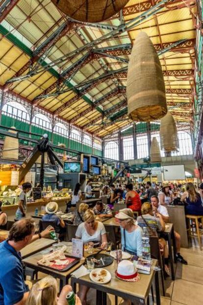 Puestos de comida en el Mercato Centrale de Florencia.