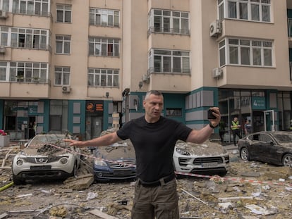 El alcalde de Kiev, Vitali Klitschko, graba un vídeo en el exterior de un edificio alcanzado en Kiev por un misil ruso el 24 de junio de 2023.
