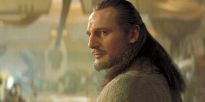 El personaje interpretado por Liam Neeson es, quizá, el gran damnificado de 'La amenaza fantasma' de cara a la historia. Es, de largo, el jedi más interesante que aparece en la trilogía de los episodios I al III ( y el más parecido a un samurai) y, sin embargo, nunca nos acordamos de él. Y ahora que se acerca el Episodio VIII: 'Los últimos Jedi' conviene hacerlo ya que el Luke Skywalker que nos vamos a encontrar podría tener muchas similitudes con Qui-Gon: se mantiene más al margen de la orden jedi, toma decisiones por su cuenta y es consciente de que el lado oscuro está muy presente e incluso sabe dominarlo o usarlo a su favor.
